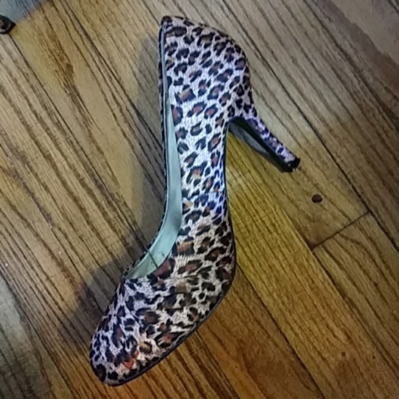 💟Pretty & Perfect Leopard Print Round toe heels - Picture 4 of 8